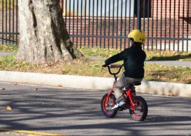 自転車にのった子供